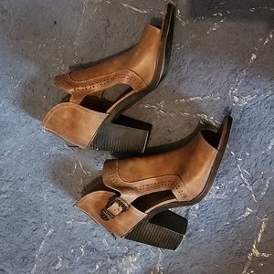 Beautiful chunky heel!